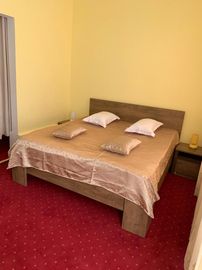 Hotel Rares Botosani Exterior photo